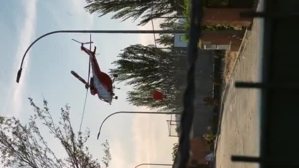 Madrid Spanien Mai 2023 Vertikale Nahaufnahme Eines Roten Feuerwehrhubschraubers Der — Stockvideo