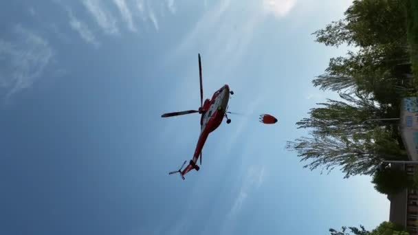 Мадрид Испания Мая 2023 Года Вертикальный Красный Пожарный Вертолет Крупным — стоковое видео
