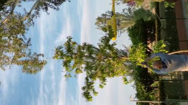 Madrid, İspanya - 16 Mayıs 2023: Su deposundan havalanan sarı ateş helikopterini çeken insanlar. Canlı kamera kurtarma uçaklarının ikmal malzemelerini takip ediyor.