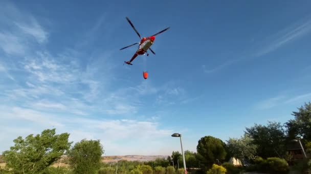 Мадрид Испания Мая 2023 Года Вид Снизу Пожарного Вертолета Проходящего — стоковое видео