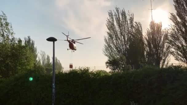 Мадрид Испания Мая 2023 Года Красный Пожарный Вертолет Вылетающий Водохранилища — стоковое видео