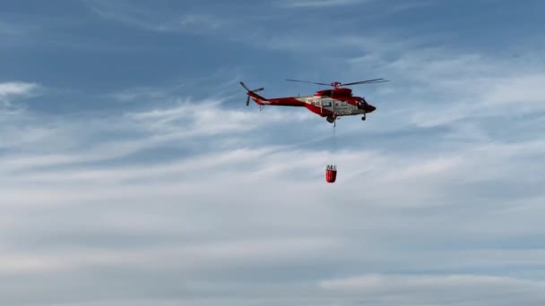 스페인 마드리드 2023 매연을 일으키기 하늘을 지나는 소방관 헬리콥터의 장면을 — 비디오