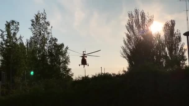 Feuerwehrhubschrauber Mit Wasserreservoir Sonnenstrahl Bei Sonnenuntergang Spanien Weitschuss Hubschrauber Steigt — Stockvideo