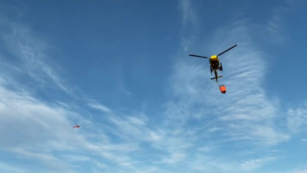 스페인 마드리드 2023 헬기가지 때푸른 하늘을 배경으로 물위를 노란색 소방용 — 비디오