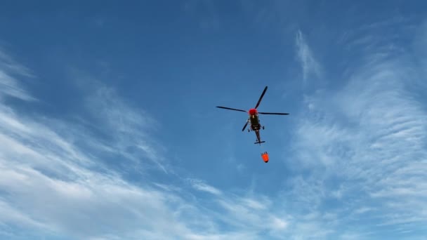 Madri Espanha Maio 2023 Helicóptero Resgate Vermelho Com Vista Inferior — Vídeo de Stock