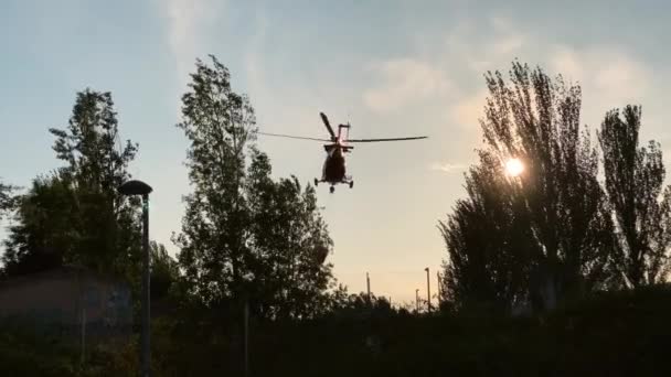 Мадрид Іспанія Травня 2023 Вогневий Вертоліт Спускається Водосховище Під Час — стокове відео