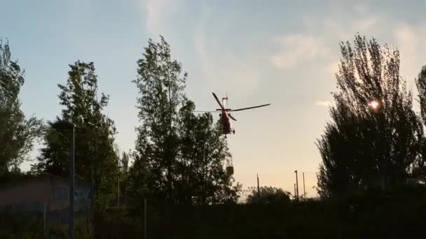 Madrid Espagne Mai 2023 Hélicoptère Rouge Éloigne Réservoir Eau Alors — Video