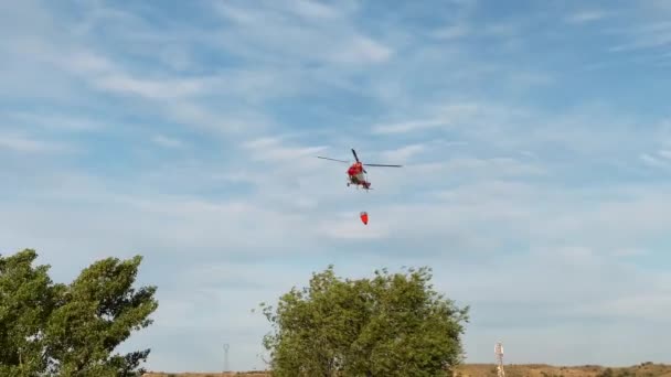 Madrid Spanien Mai 2023 Roter Rettungshubschrauber Fliegt Bei Blauem Himmel — Stockvideo