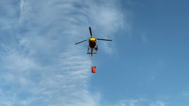 Madri Espanha Maio 2023 Helicóptero Fogo Amarelo Com Vista Inferior — Vídeo de Stock