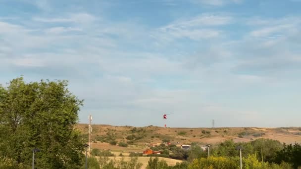 스페인 마드리드 2023 언덕에서 연기에 살충제를 왼쪽에서 오른쪽으로 생카메라가 야외에서 — 비디오