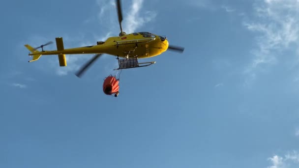 스페인의 마드리드 2023 보충하기 수지로 날아가는 노란색 소방용 헬리콥터 아래에서 — 비디오