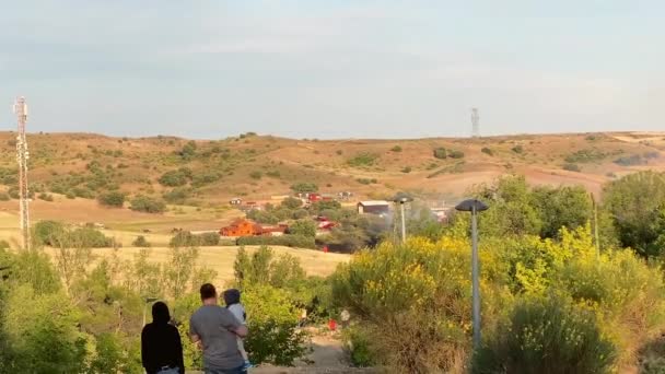 스페인 마드리드 2023 페페가 불헬리콥터가 착륙하는 모습을 지켜보고 바깥에는 비행기들 — 비디오