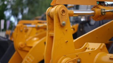 Kapalı sarı tarımsal makineler açık havada. Çiftçilik ekipmanları yakın çekim