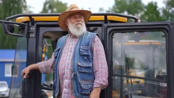 Μέτριο Πορτραίτο Έμπειρου Καυκάσιου Αγρότη Που Αγγίζει Ψάθινο Καπέλο Και — Αρχείο Βίντεο