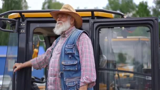 Šťastně Usmívající Starší Farmář Odvrátil Pohled Ukázal Palcem Vzhůru Obrovský — Stock video