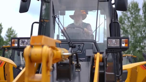 Petani Senior Memilih Traktor Baru Duduk Kabin Memutar Roda Kemudi — Stok Video
