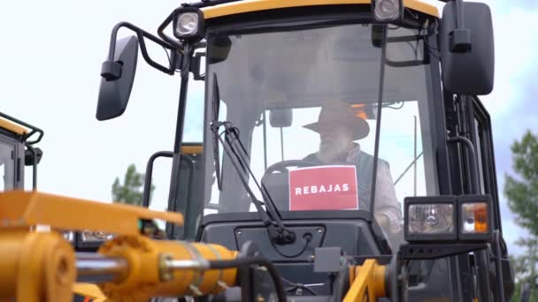 Traktor Dengan Penjualan Spanyol Dan Pria Berjanggut Senior Memeriksa Mesin — Stok Video
