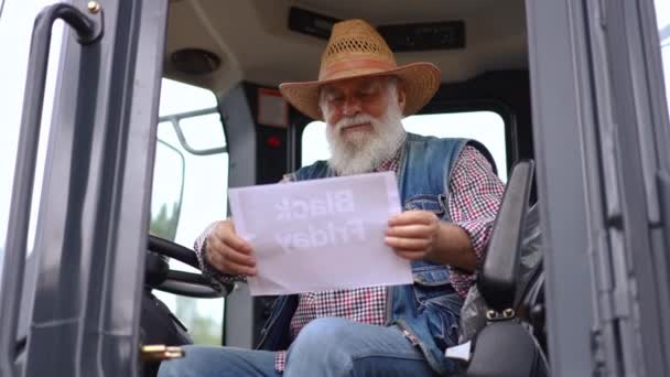 Egy Boldog Nyugdíjas Farmer Portréja Aki Fekete Pénteki Eladásokat Reklámoz — Stock videók