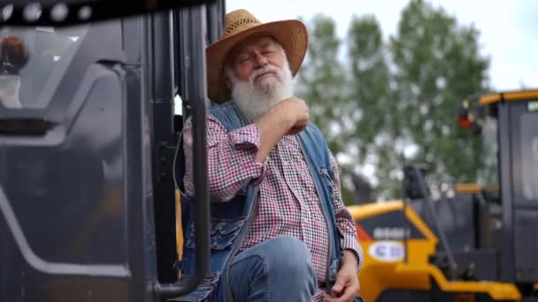 Agricultor Sênior Penteando Longa Barba Cinza Ferramenta Esconder Bolso Retrato — Vídeo de Stock
