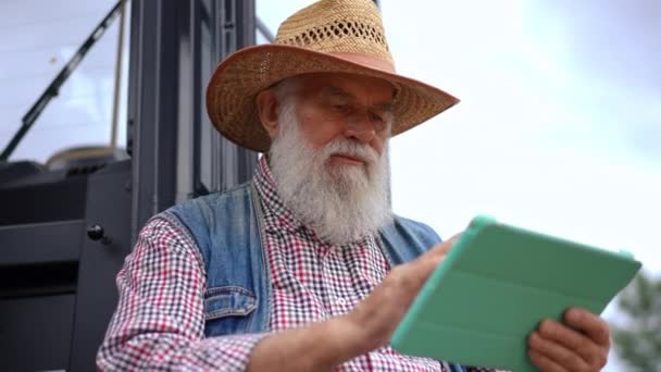 Portrét Koncentrovaného Staršího Bělošského Farmáře Traktoru Jak Posouvá Digitální Tabletu — Stock video