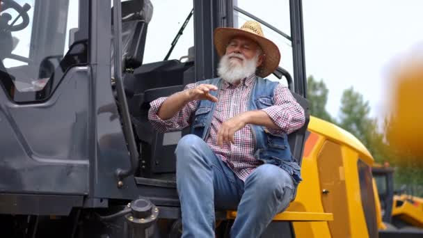 Szakállas Fehér Idősebb Farmer Traktoron Lassított Felvételen Keresztezi Egymás Kezét — Stock videók