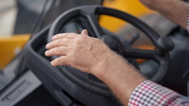 Roda Kemudi Traktor Close Dengan Tangan Laki Laki Senior Menyentuh — Stok Video