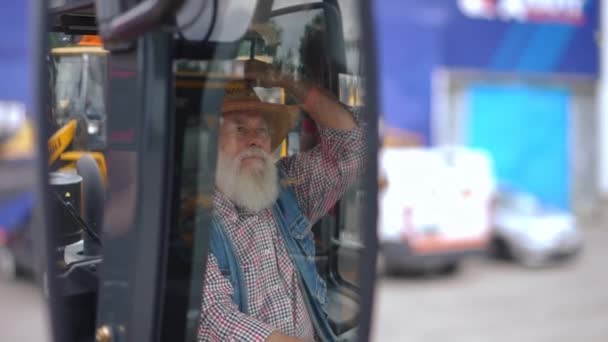 Tükröződés Visszapillantó Tükörben Egy Idősebb Fehér Férfi Szalmakalapban Traktorfülkében Magabiztos — Stock videók