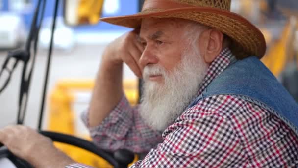 Widok Boku Starego Białego Brodatego Mężczyznę Odwracającego Wzrok Siedzącego Traktorze — Wideo stockowe