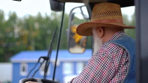 Primer Plano Seguro Granjero Senior Positivo Sentado Cabina Del Tractor — Vídeos de Stock