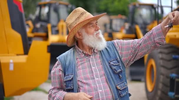 Felice Uomo Barbuto Anziano Cappello Paglia Con Chiave Del Nuovo — Video Stock