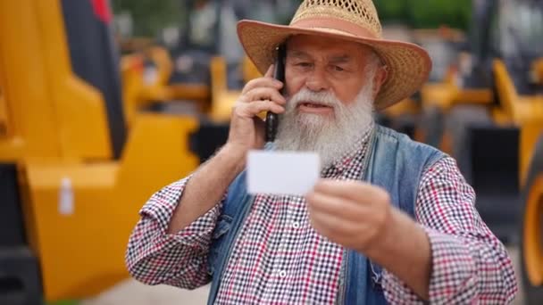 Retrato Homem Idoso Barbudo Confiante Chapéu Palha Falando Telefone Olhando — Vídeo de Stock
