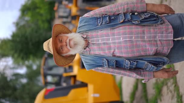 Вертикальный Портрет Уверенного Старшего Фермера Скрещивающего Руки Смотрящего Камеру Улыбающегося — стоковое видео