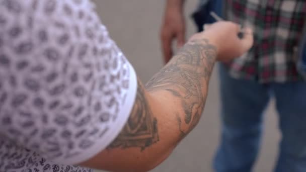 Primo Piano Tatuato Mano Maschile Passando Chiave Dal Trattore Nuovo — Video Stock