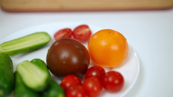 Kamera Żywo Podąża Żeńską Dłonią Zabierając Dojrzałe Żółte Pomidory Umieszczając — Wideo stockowe