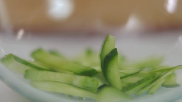 Tigela Vidro Transparente Close Com Pepino Fatiado Verde Metades Tomate — Vídeo de Stock
