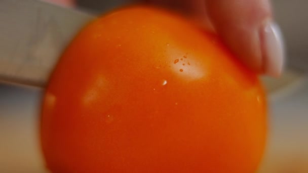Zbliżenie Dojrzałe Czerwone Pomidory Żeńskich Rąk Cięcia Połówki Pozostawiając Zwolnionym — Wideo stockowe