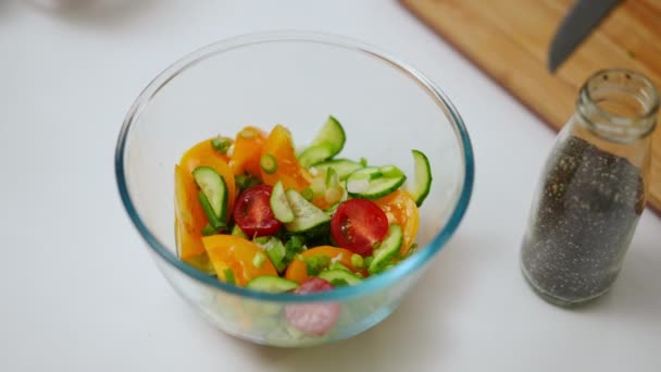 在碗里放上健康的有机沙拉 在桌上放上玻璃瓶里放上胡椒香料 在室内厨房里吃特写美味的新鲜午餐 — 图库视频影像