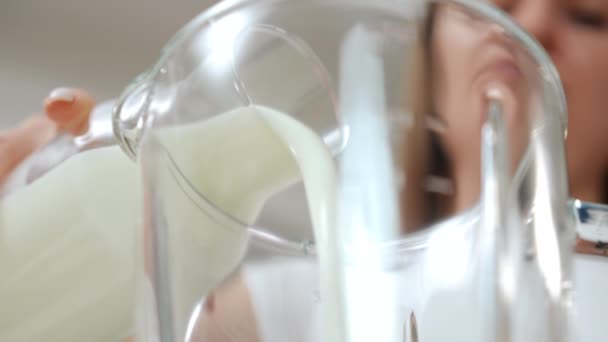 Ângulo Inferior Vista Closeup Derramando Iogurte Branco Liquidificador Vidro Desfocado — Vídeo de Stock