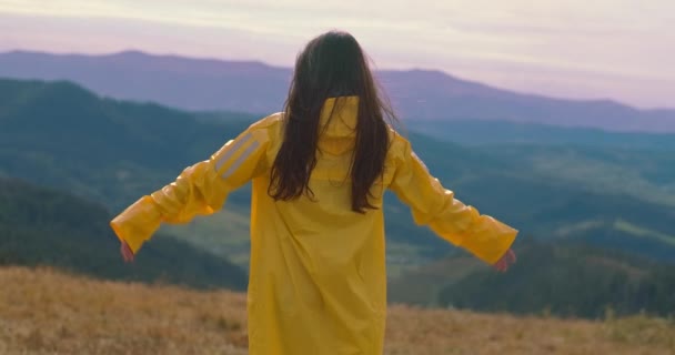 Jovem Mulher Casaco Chuva Amarelo Levantando Braços Pico Montanha Voltar — Vídeo de Stock