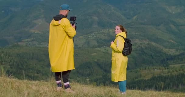 Wide Shot Jonge Man Vrouw Bewonderen Karpaten Bergen Filmen Met — Stockvideo