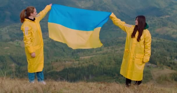 Plan Large Deux Jeunes Belles Femmes Hissant Drapeau Ukrainien Posant — Video