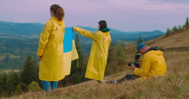 Jovens Mulheres Levantando Bandeira Ucraniana Nas Montanhas Dos Cárpatos Como — Vídeo de Stock