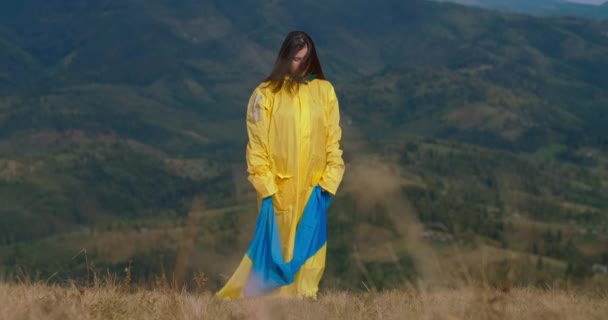 Wide Shot Young Brunette Woman Ukrainian Flag Standing Mountain Peak — Stock Video
