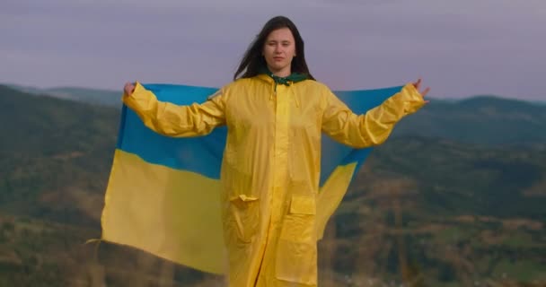 Mujer Joven Confiada Estirando Bandera Ucraniana Pie Las Montañas Los — Vídeo de stock