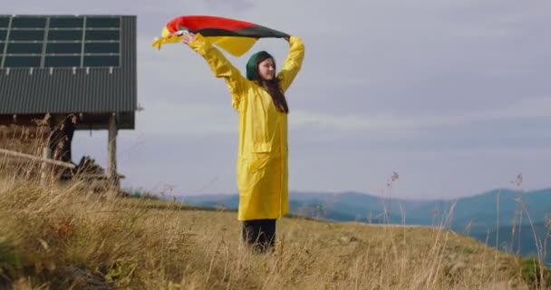 Szeroki Strzał Młoda Szczęśliwa Kobieta Stojąca Szczycie Góry Niemiecką Flagą — Wideo stockowe