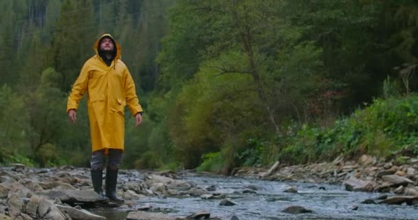 Weitschossener Junger Mann Steht Gebirgsfluss Wald Und Sieht Sich Schreiend — Stockvideo