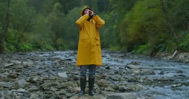 Portrait Touriste Caucasien Perdu Appelant Aide Debout Rivière Dans Forêt — Video
