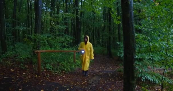 Weitwinkelporträt Einer Selbstbewussten Jungen Frau Gelbem Regenmantel Die Mit Taschenlampe — Stockvideo
