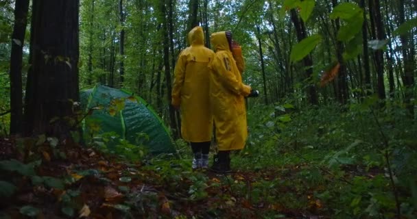 Zwei Verirrte Junge Frauen Stehen Vor Einem Zelt Wald Und — Stockvideo