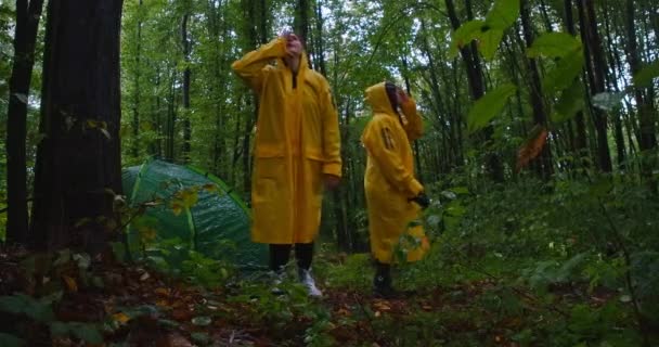 Lelőttek Két Rémült Fiatal Nőt Akik Esős Erdőben Sétáltak Táborhelyen — Stock videók